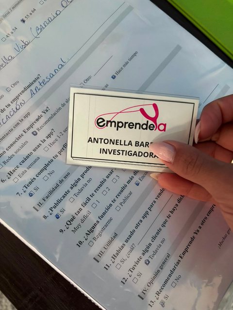 Carnet de investigadora sobre una de las encuestas en papel