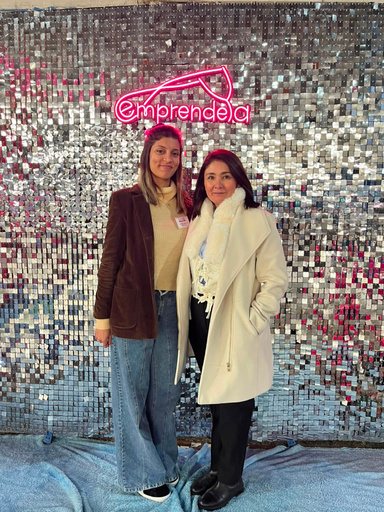 Antonella junto a la fundadora de Emprende Ya en el evento de lanzamiento
